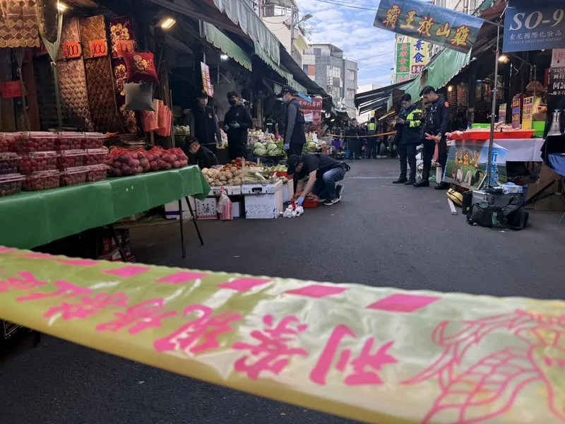 苗栗1名男子4日上午持刀到南苗市場，員警獲報到場喝令棄械，男子反揮刀攻擊員警頭部；警方隨即開2槍制伏，另波及1名民眾，事件造成警民共3人受傷送醫。中央社
