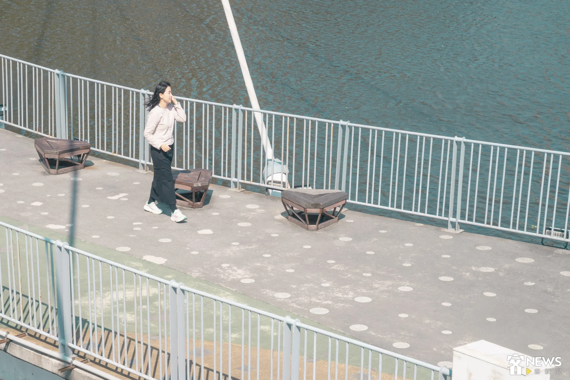 張郅忻認為，長期閱讀、吸收各方面使用華語，用字上會有更多的想法和語彙，可是有時候也會變成一種干擾。朱愷元攝