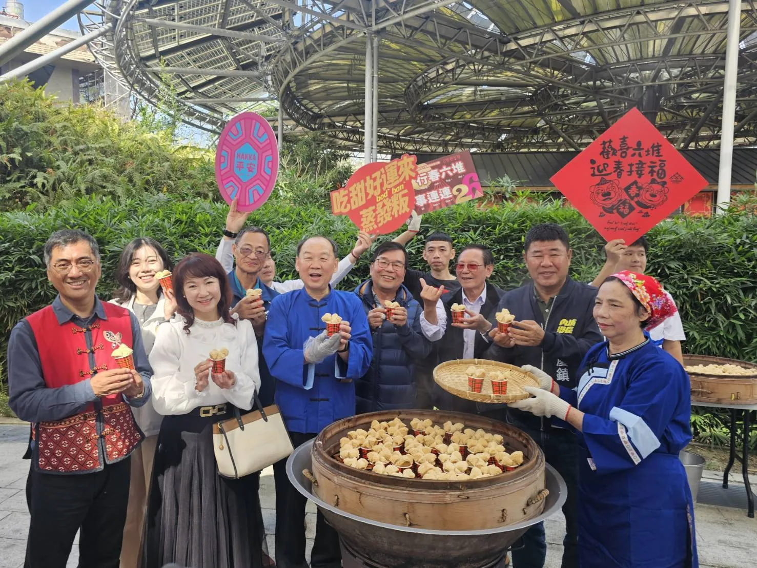 2026六堆新年福，蒸發粄開蒸籠(左起客發中心副主任簡明雄、立委鍾佳濱服務處代表、高雄市政府客委會主委楊瑞霞。