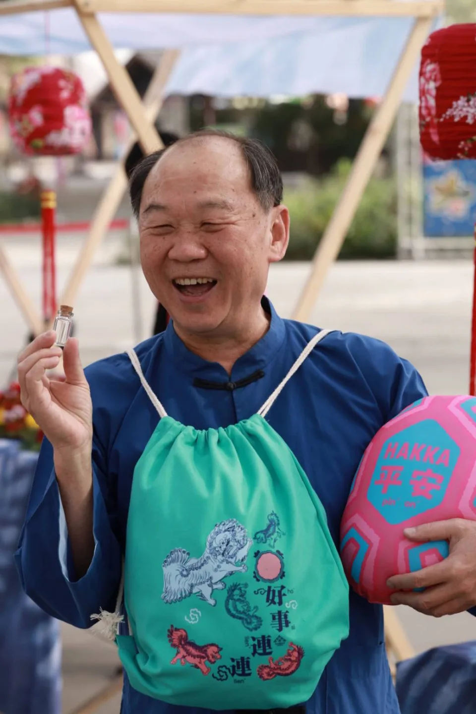 2026六堆新年福，客發中心主任謝勝信，介紹好事連連福袋、HAKKA平安抱枕文創品及每日限定小金豆。