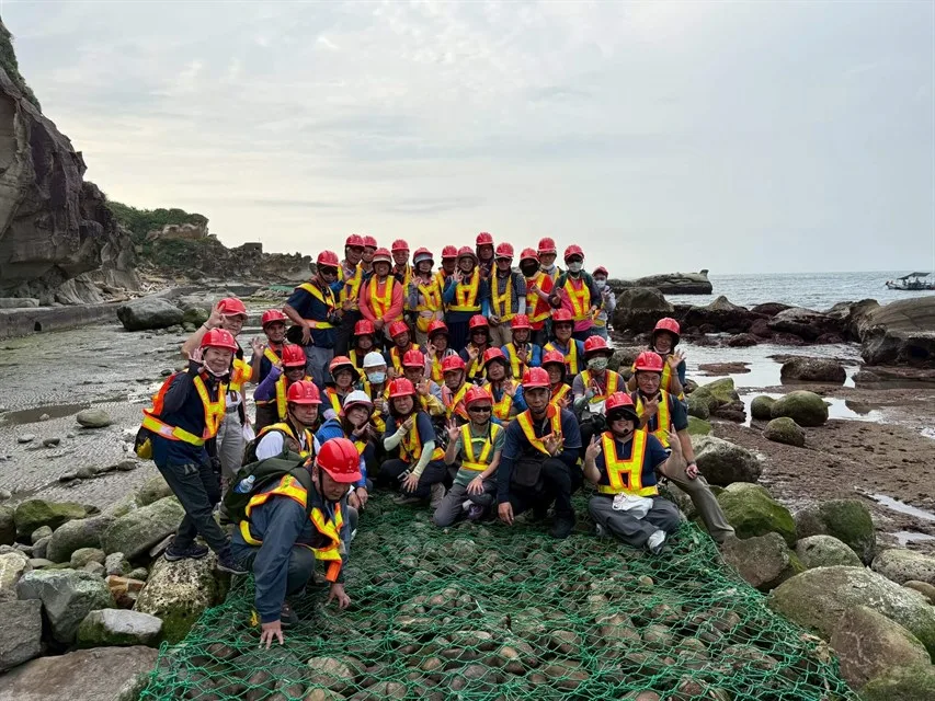 鼓勵長輩走出戶外享受冬日暖陽，和平島地質公園推出平日「敬老票買一送一」優惠，邀請銀髮族相約到島上體驗不一樣的地質探索之旅。圖片來源：和平島地質公園