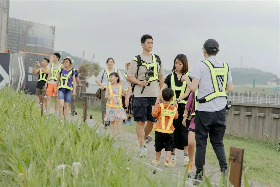 「帶朋友來基隆」不再只是口號！基隆市民化身在地嚮導，帶領親友漫步和平島環山步道，享受專屬的免門票與半價禮遇。圖片來源：和平島地質公園