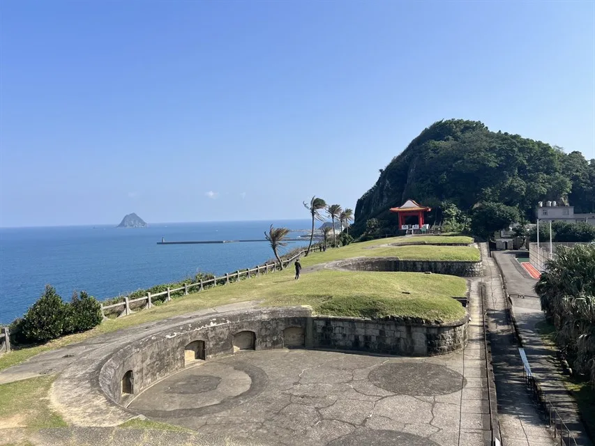 探訪擁有無敵海景的「白米甕砲台」，漫步在四座巨大的圓形砲座間，遠眺基隆嶼與海天一色的壯闊，感受百年軍事遺址的美。圖片來源：雞籠卡米諾