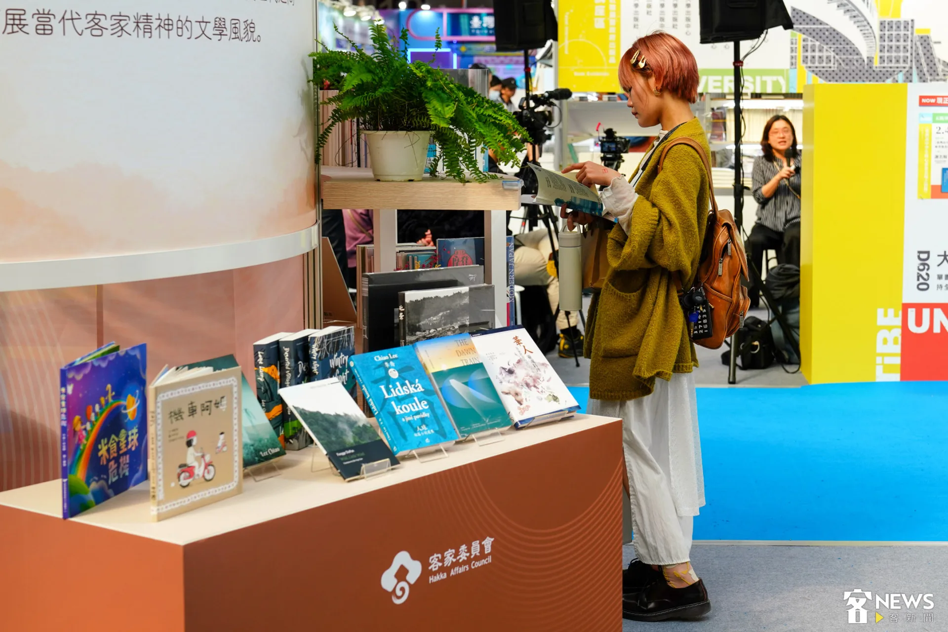 來自苗栗南庄的音樂創作人王品渝化身小書迷，到客家館購入張郅忻《覓蜆仔》、羅思容《月光歸路》、張芳慈《爧》3本著作。朱愷元攝