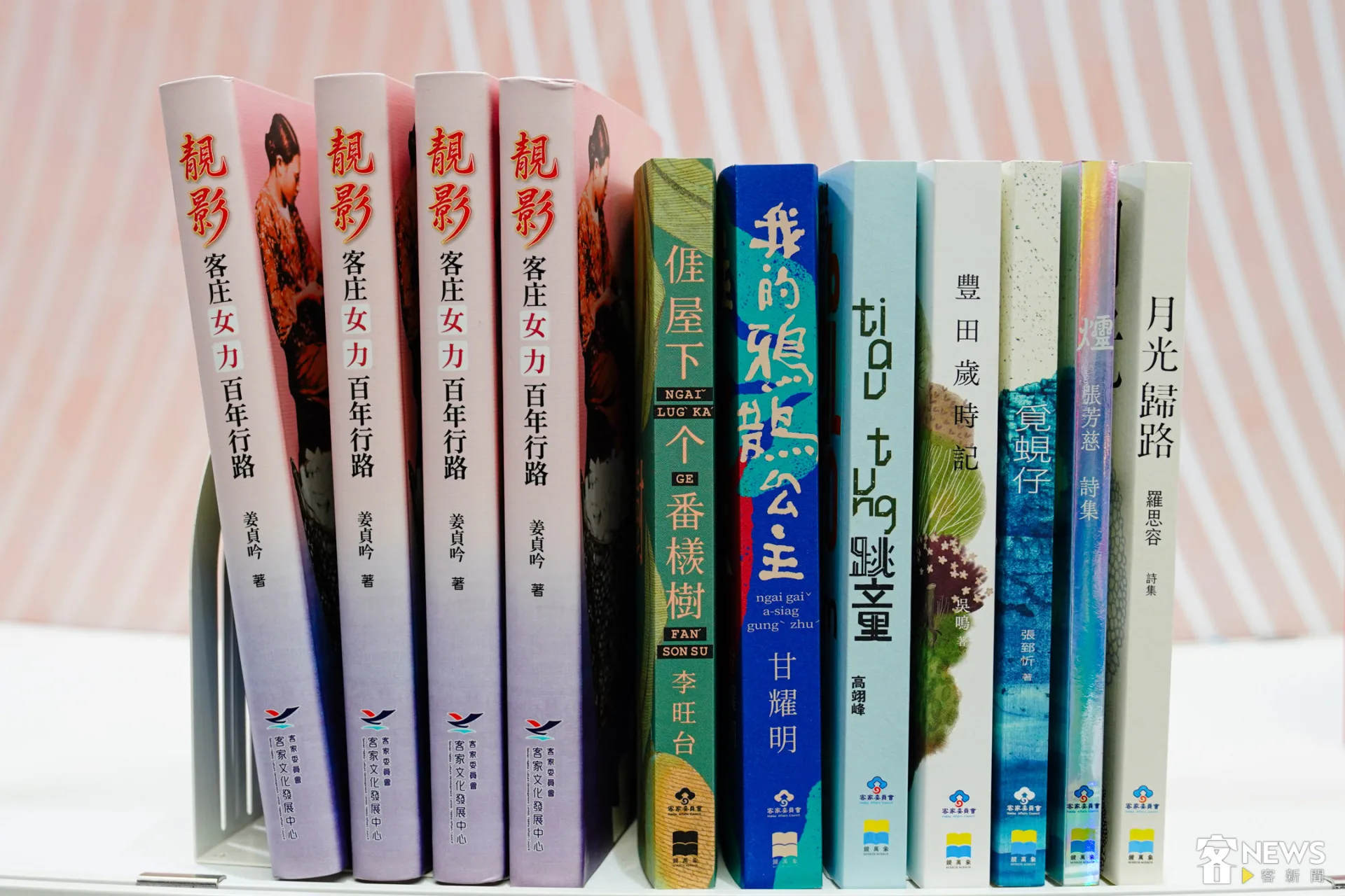 書展第二天，目前單本銷量冠軍是李旺台《𠊎屋下个番檨樹》，不過其他書籍以極小差距緊追其後。朱愷元攝