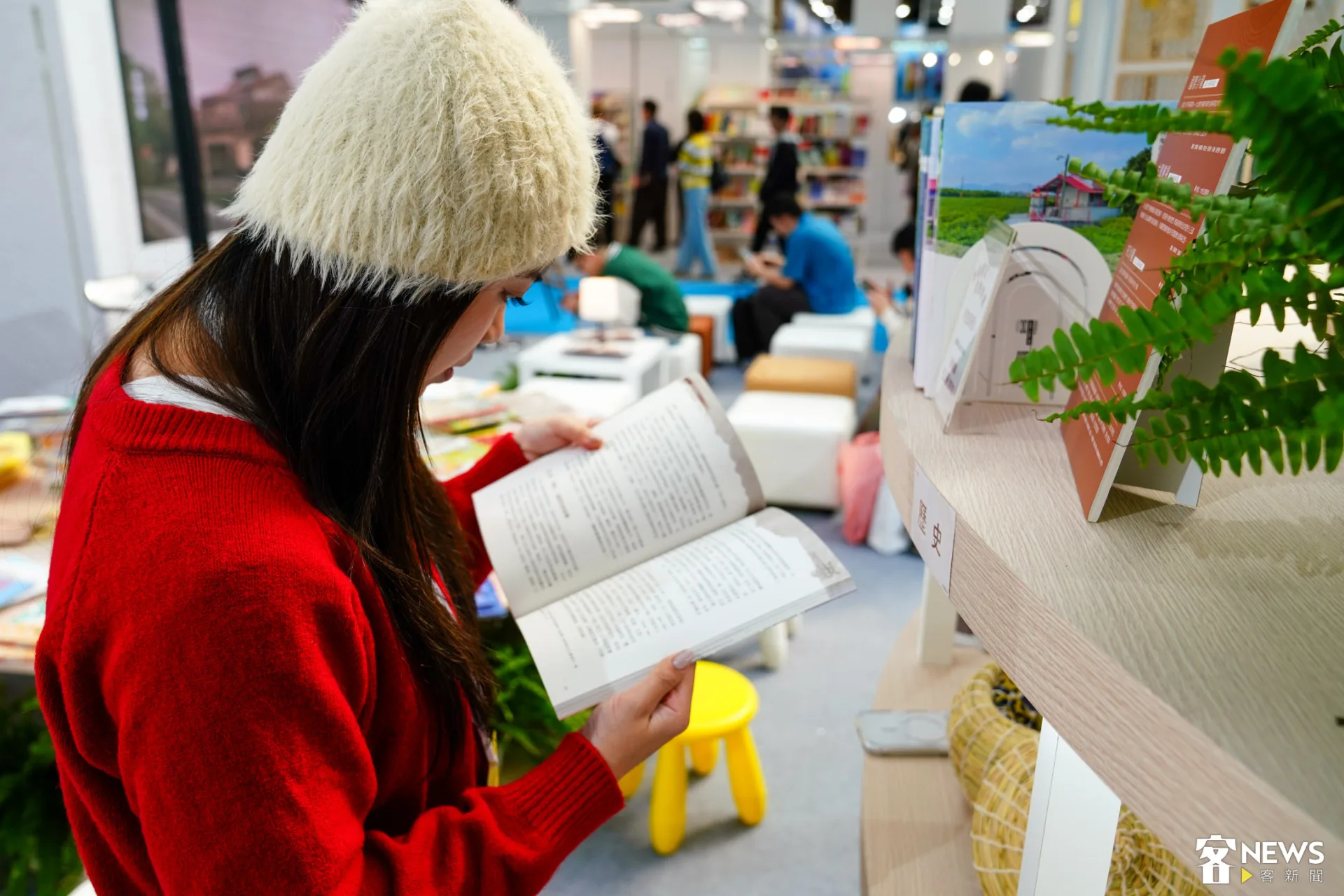 記者在書中發現自己的家鄉就出現在裡面，還有他小時候躺過的嬰兒床。朱愷元攝