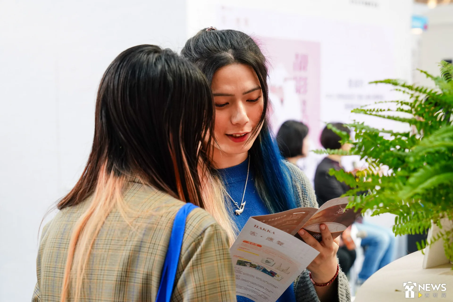 許多年輕人特別來到客委會的攤位走走逛逛。朱愷元攝