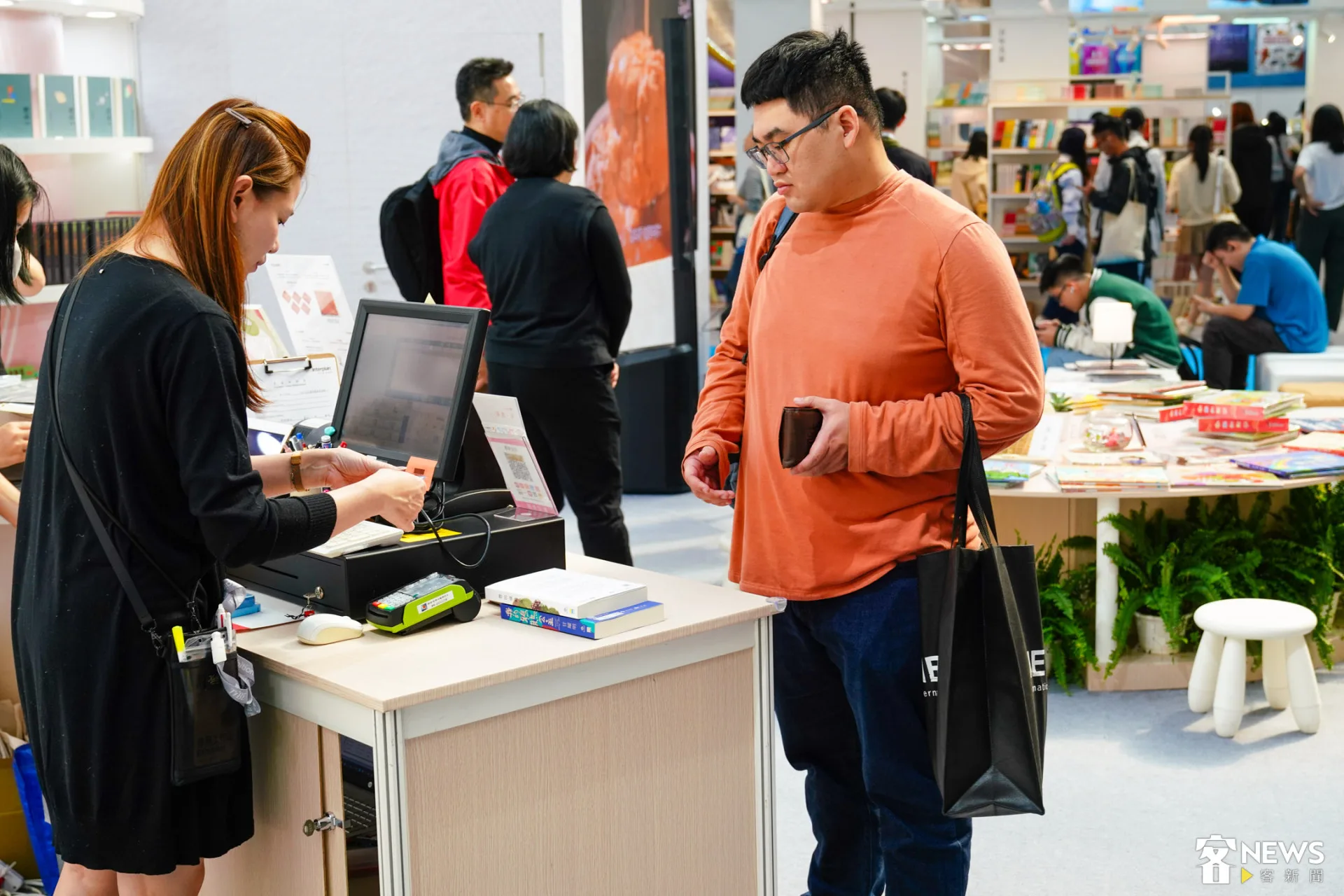 長輩對於客家文化相關書籍較感興趣，而年輕讀者對今年推出的7本客語新書反應也很不錯。朱愷元攝