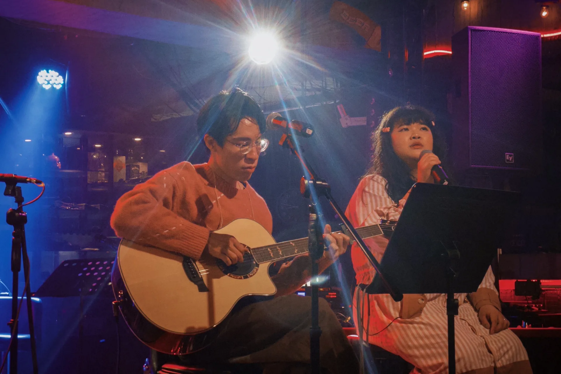 客語新聲「Crossing Road」雙主唱魷魚（游怡婷）與小布以非客家人的身分挑戰客語創作。Crossing Road提供