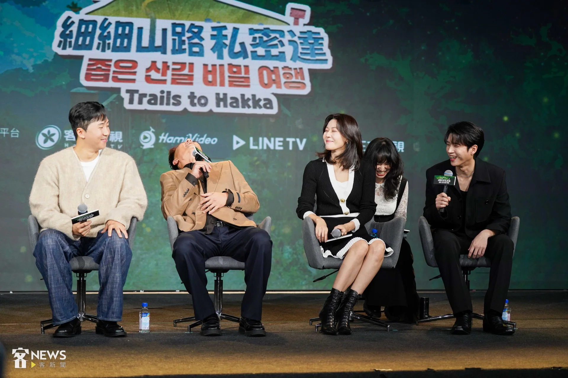 南優賢（右起）、金荷娜、彭小刀與肌肉山山在記者會上展現好交情。李台源攝