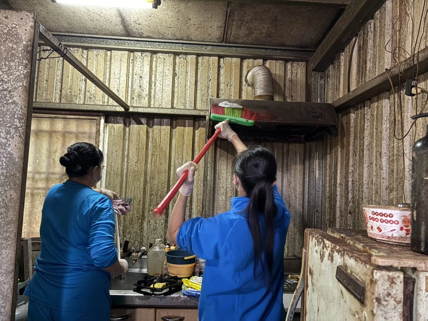 橫山社福中心與民間志工,整理許爺爺住處環境