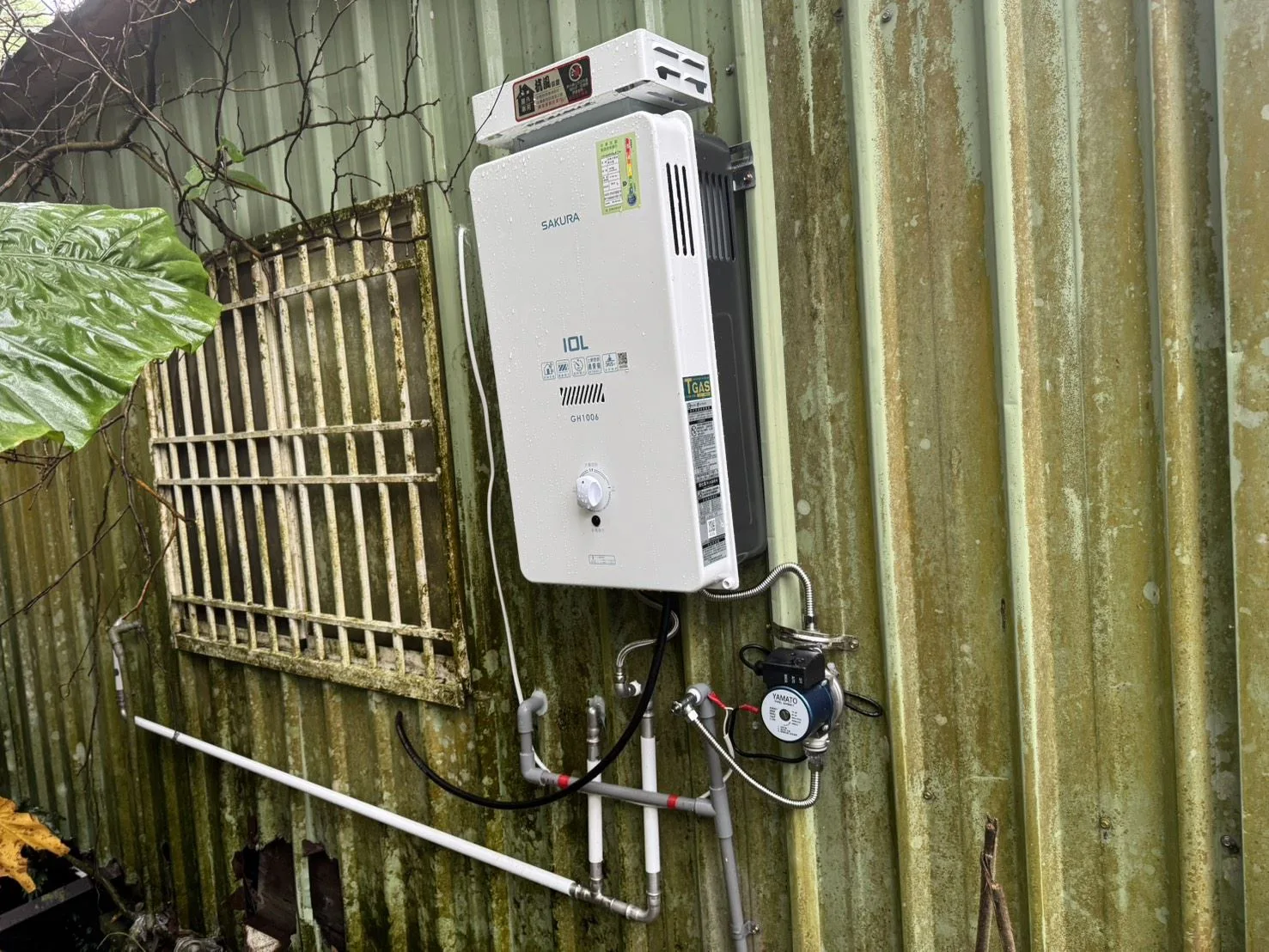 橫山社福中心與民間志工幫許爺爺裝置熱水器。