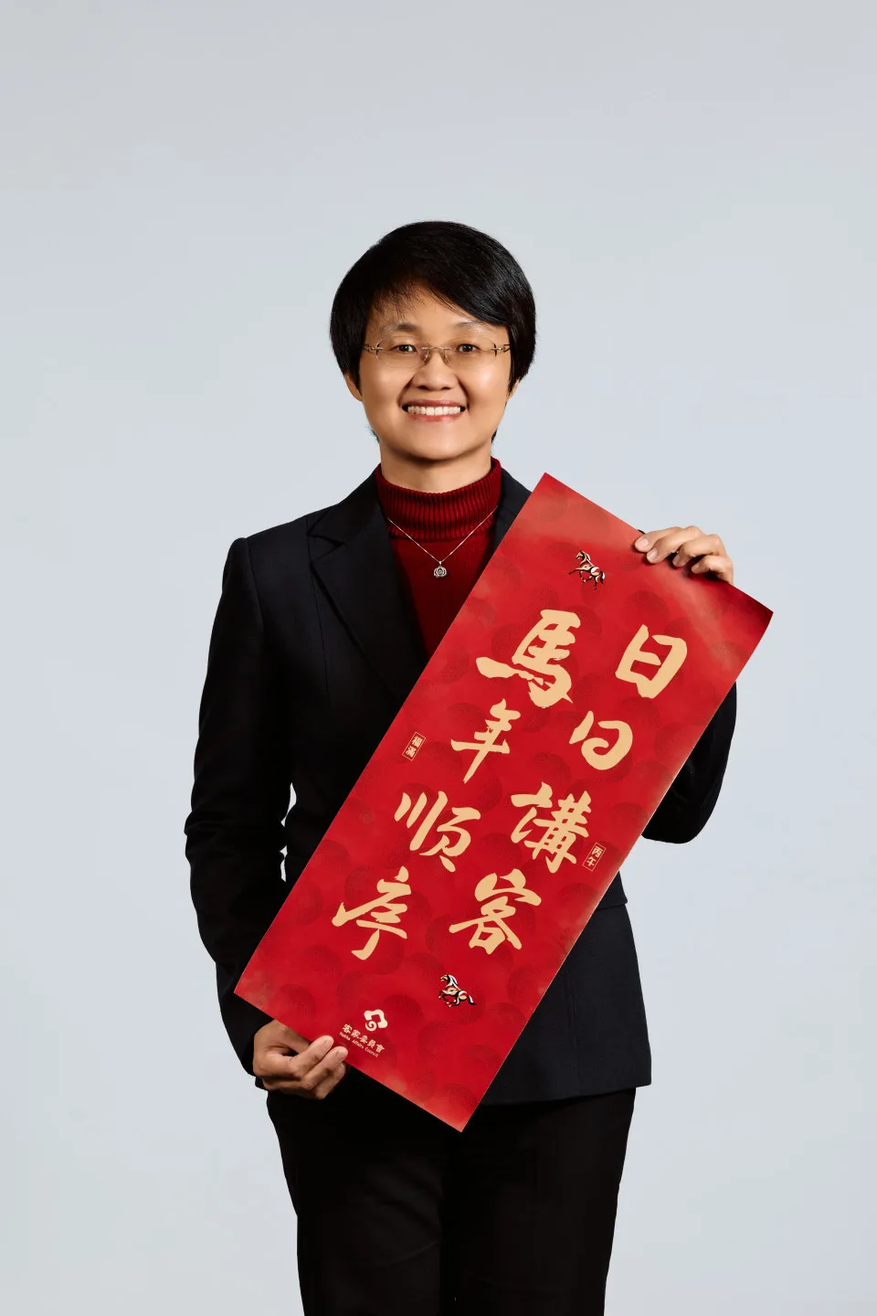 客委會主委古秀妃開箱「2026講客春條」。客家委員會提供