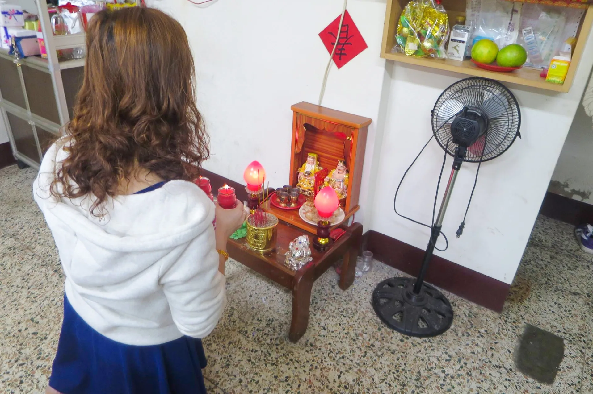 北埔越南四姐妹在餐廳灶腳前祭拜觀音與財神爺。陳權欣