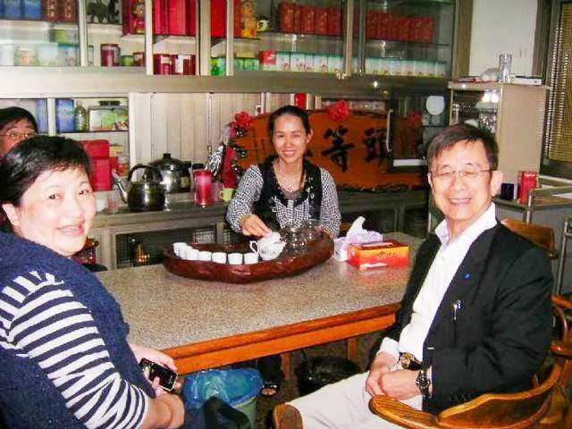嫁來新竹峨眉新春茶行的林秀春的兒子日前考上司法官，圖是前交大校長張俊彥與妻子，前往茶行與林秀春閒話家常。陳權欣攝