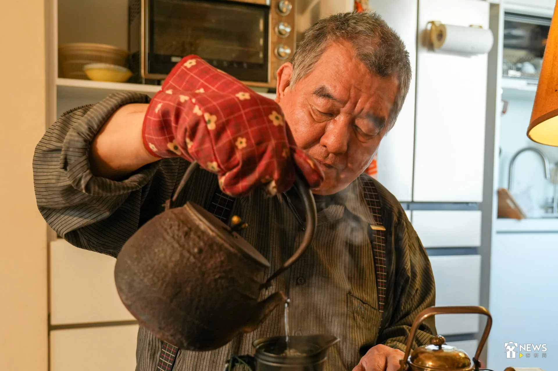 從水溫、茶葉到沖泡節奏，吳鳴日常泡茶極為講究。蔡依璇攝