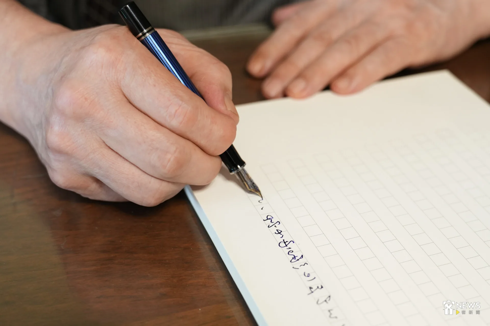 吳鳴使用自製稿紙寫作，形容撕稿紙的聲音是最美的天籟。蔡依璇攝