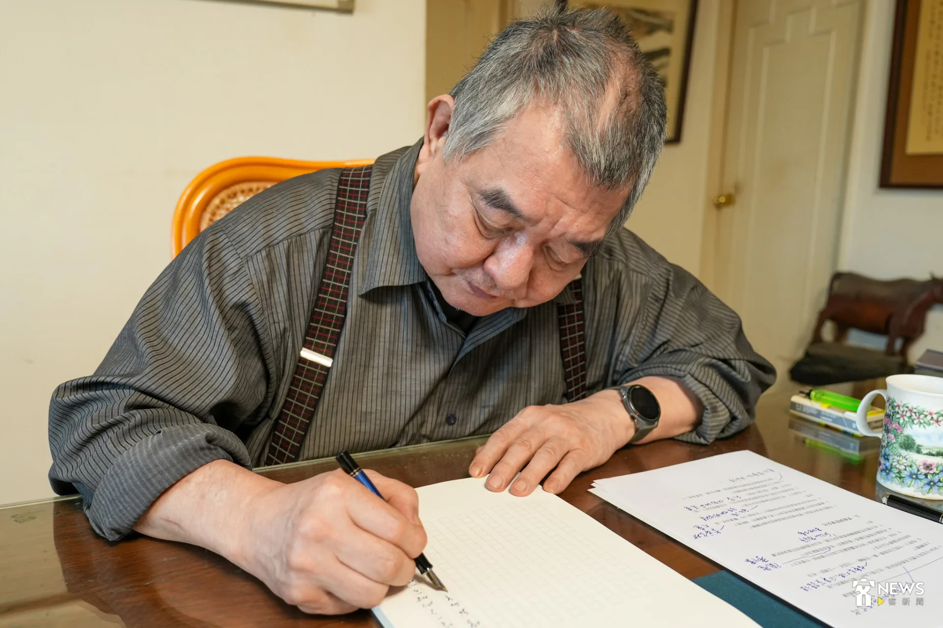 吳鳴寫字的速度飛快，一個小時可以寫兩千字。蔡依璇攝