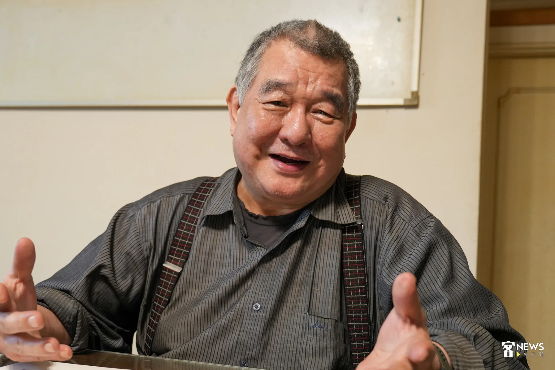 吳鳴坐在家中客廳，緩緩分享創作與成長故事。蔡依璇攝