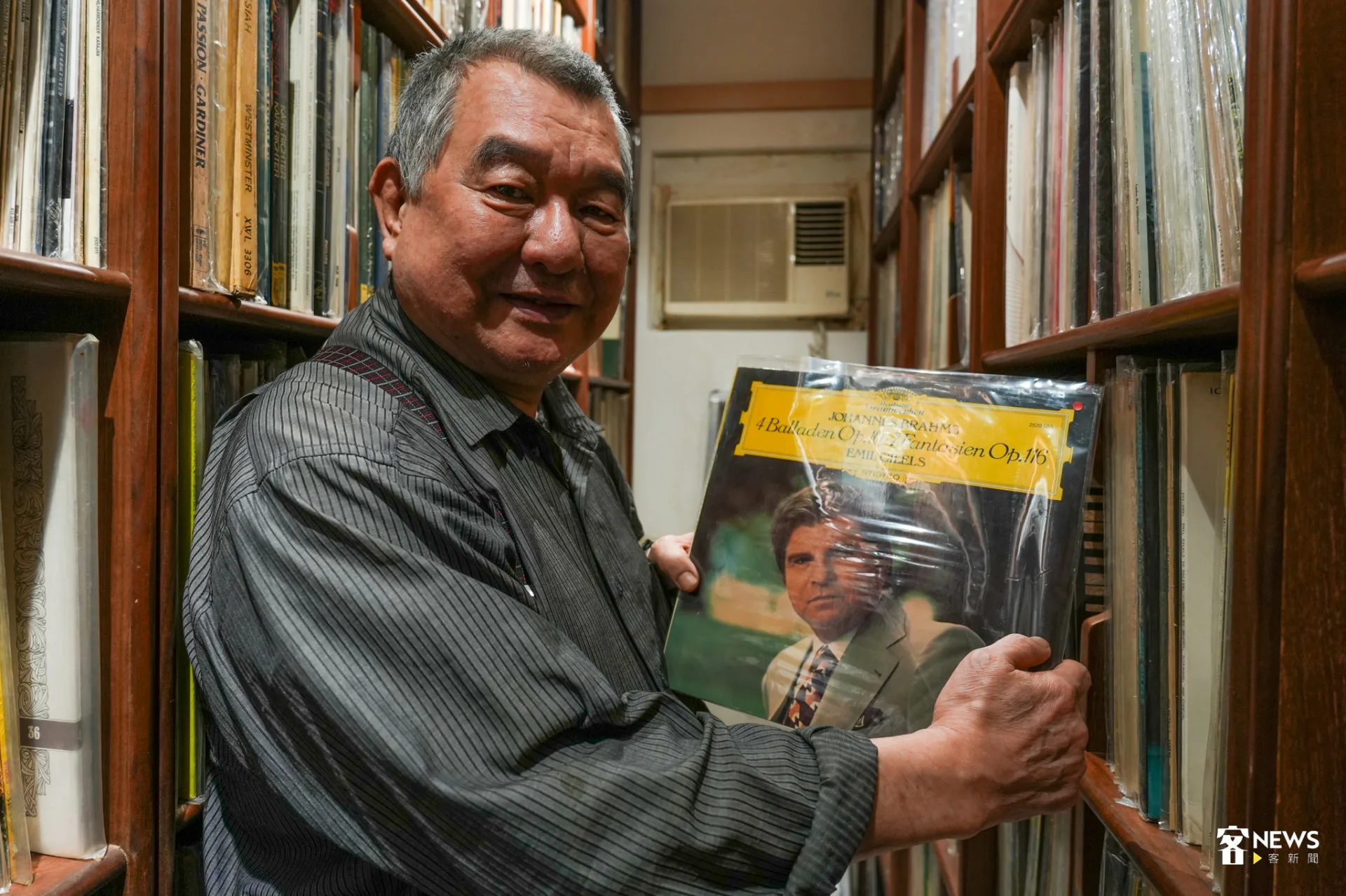 吳鳴家中收藏大量黑膠唱片，兒子曾說「家就是爸爸的快樂天堂」。蔡依璇攝
