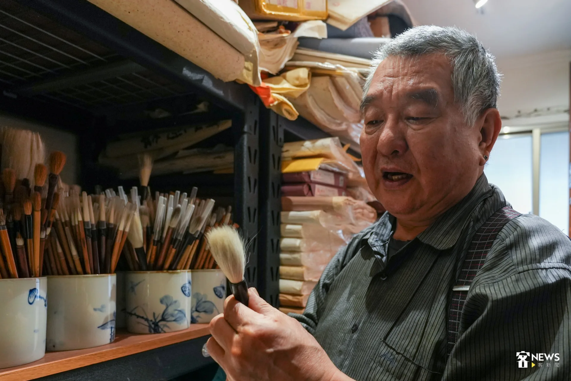 儲藏間一角展示吳鳴收藏的各式毛筆。蔡依璇攝