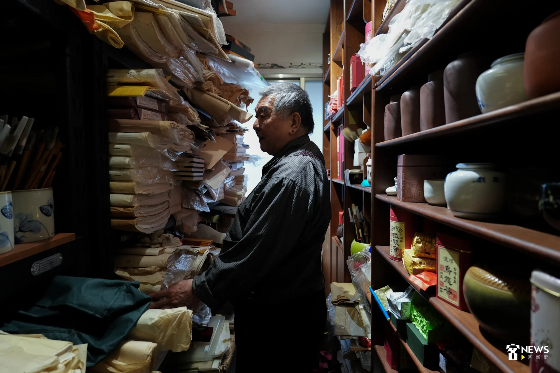 吳鳴的儲藏間整齊分類毛筆字、黑膠唱片與茶具。蔡依璇攝