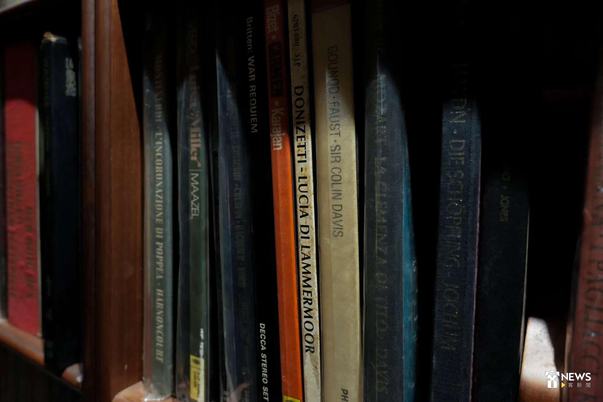 黑膠唱片架上整齊排列，展示吳鳴的音樂收藏。蔡依璇攝