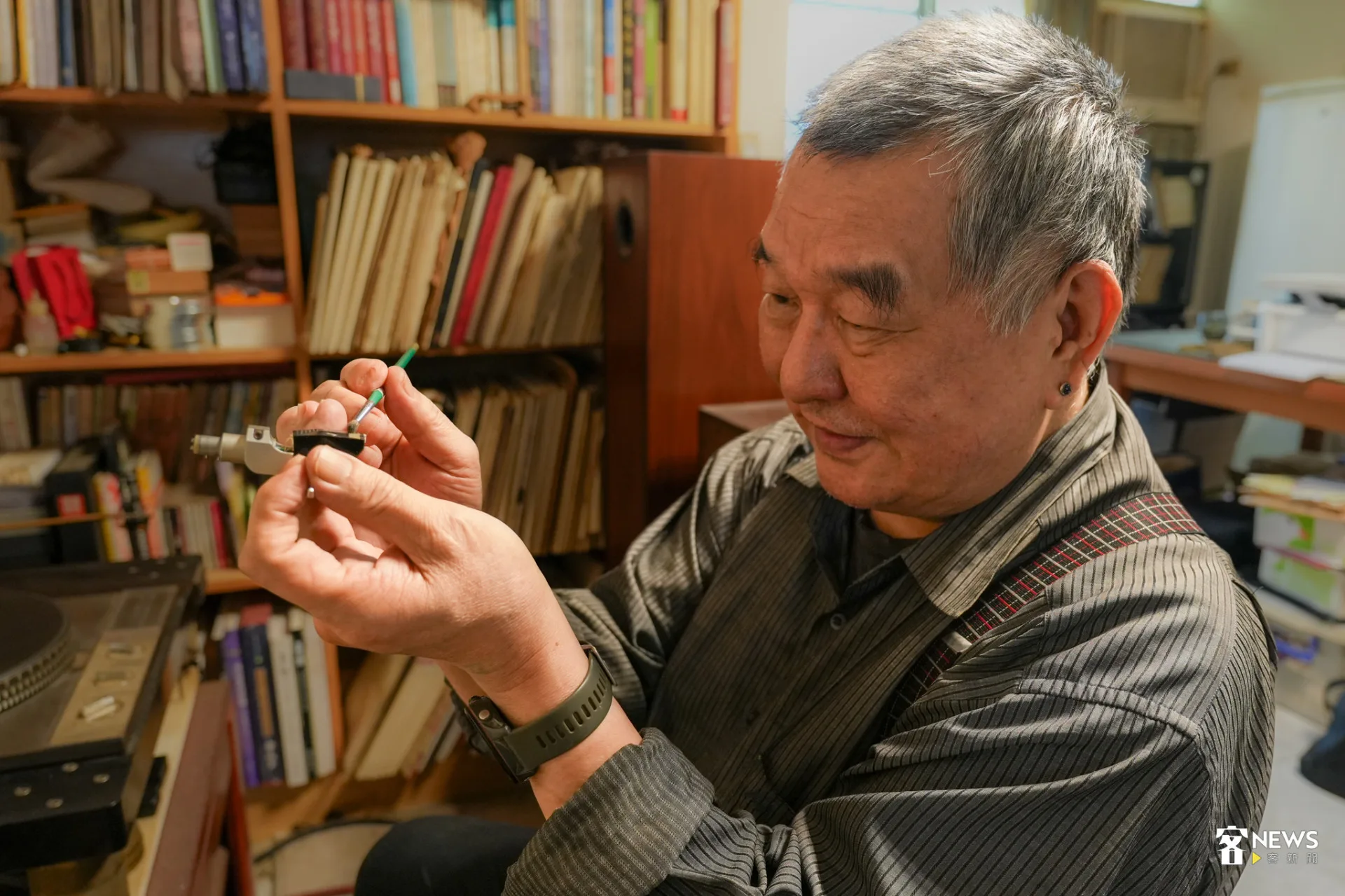 吳鳴專注古典音樂，「唱盤一轉就有音樂」是他的退休日常。蔡依璇攝