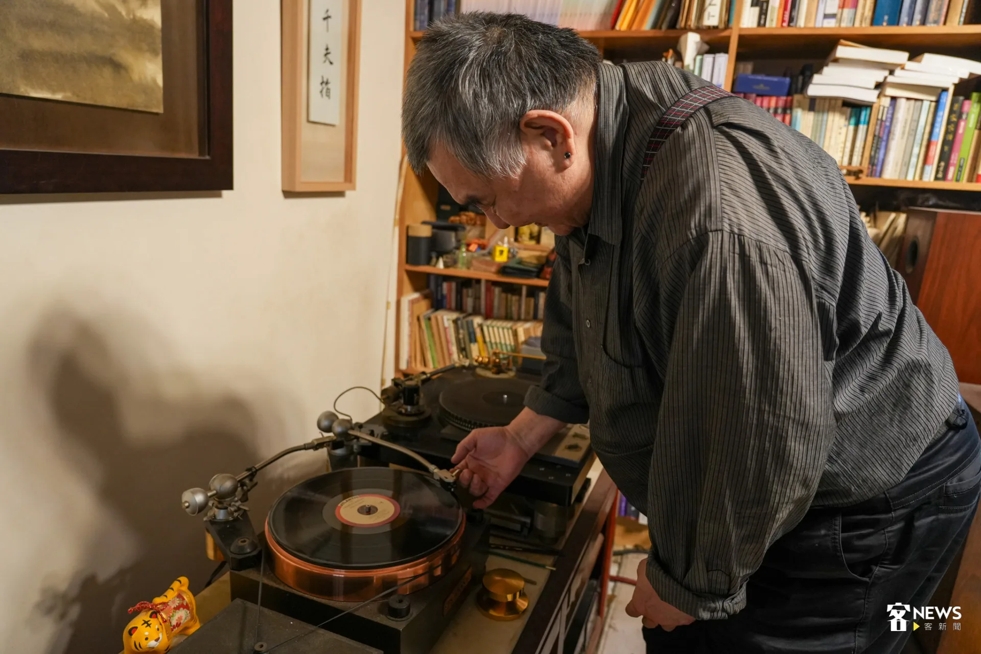 放上唱盤，針尖緩緩落下，旋律充滿整個房間。蔡依璇攝