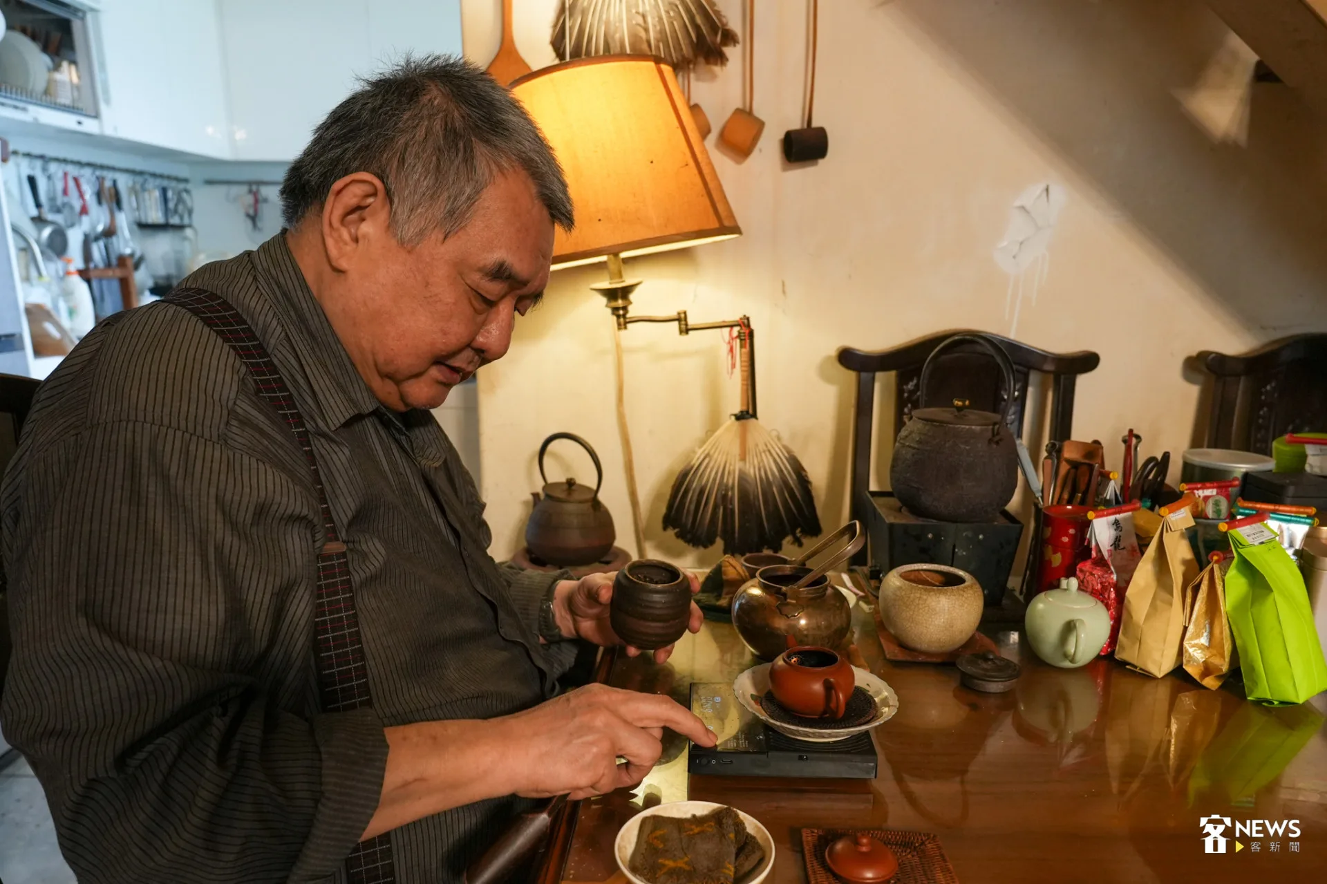 從水溫、茶葉到沖泡節奏，吳鳴日常泡茶極為講究。蔡依璇攝