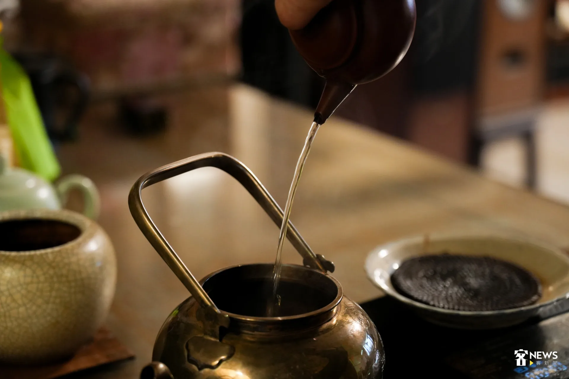 從水溫、茶葉到沖泡節奏，吳鳴日常泡茶極為講究。蔡依璇攝