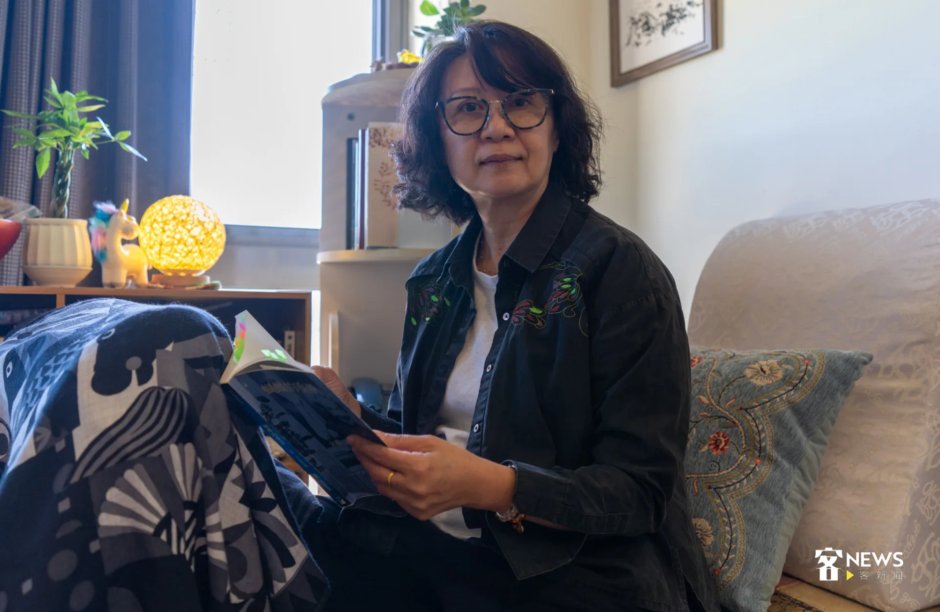 經歷921、疫情等浩劫，來自台中東勢的大埔腔詩人張芳慈，集結對人生無常的思考，推出新詩集《爧》。李宥妍攝