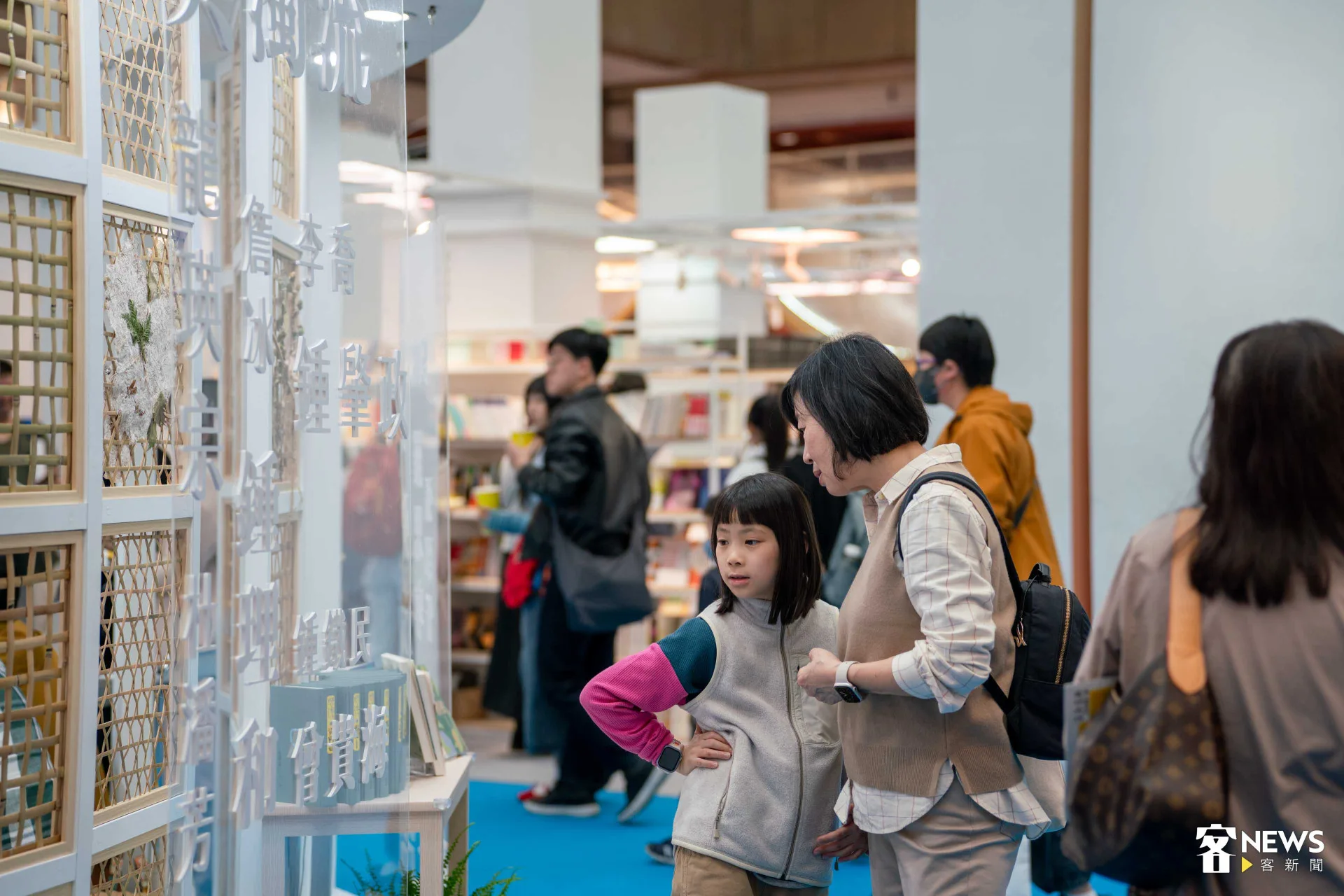 台北國際書展客家展區吸引親子駐足。范修語攝
