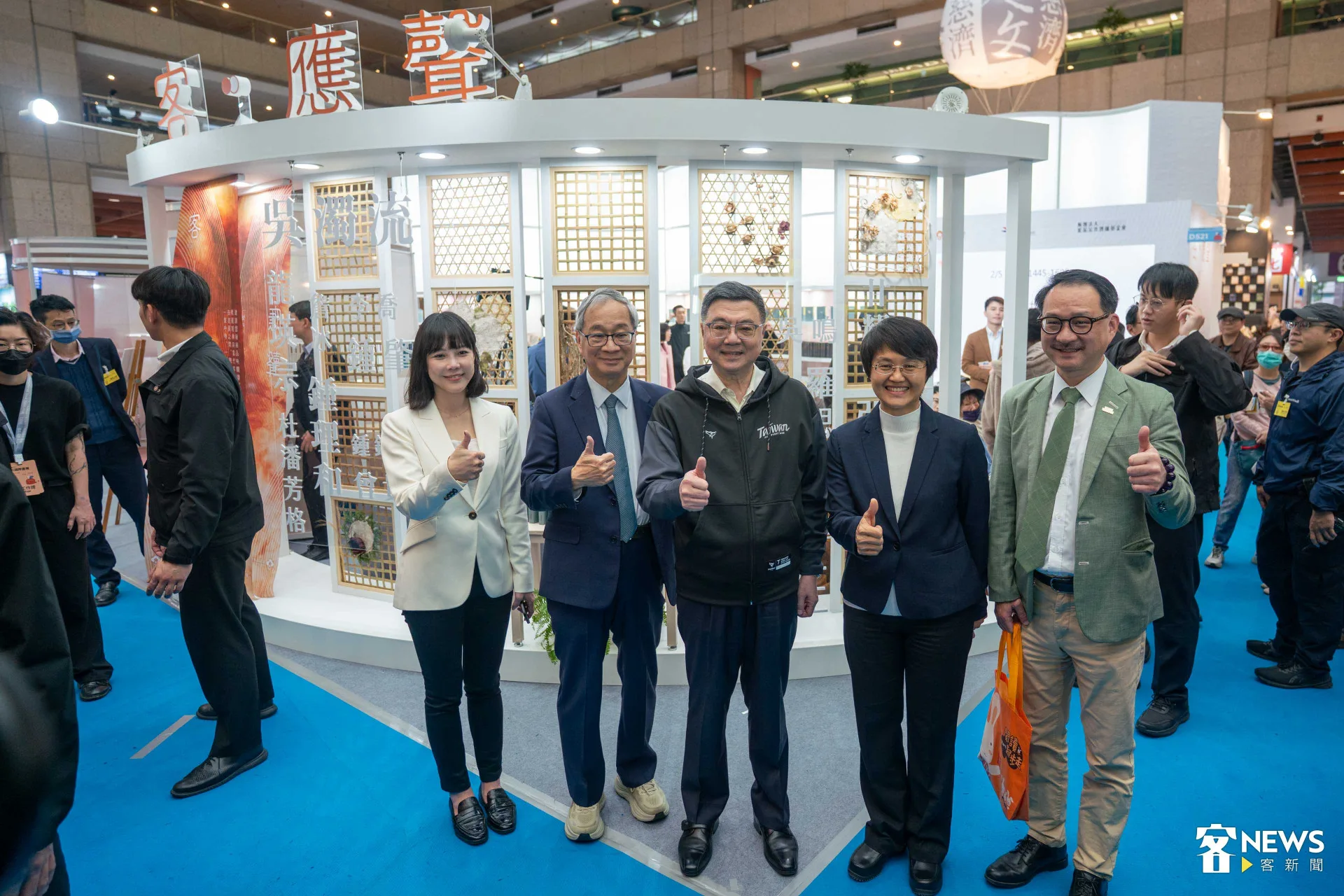 卓榮泰一行在客家館門口合影。范修語攝