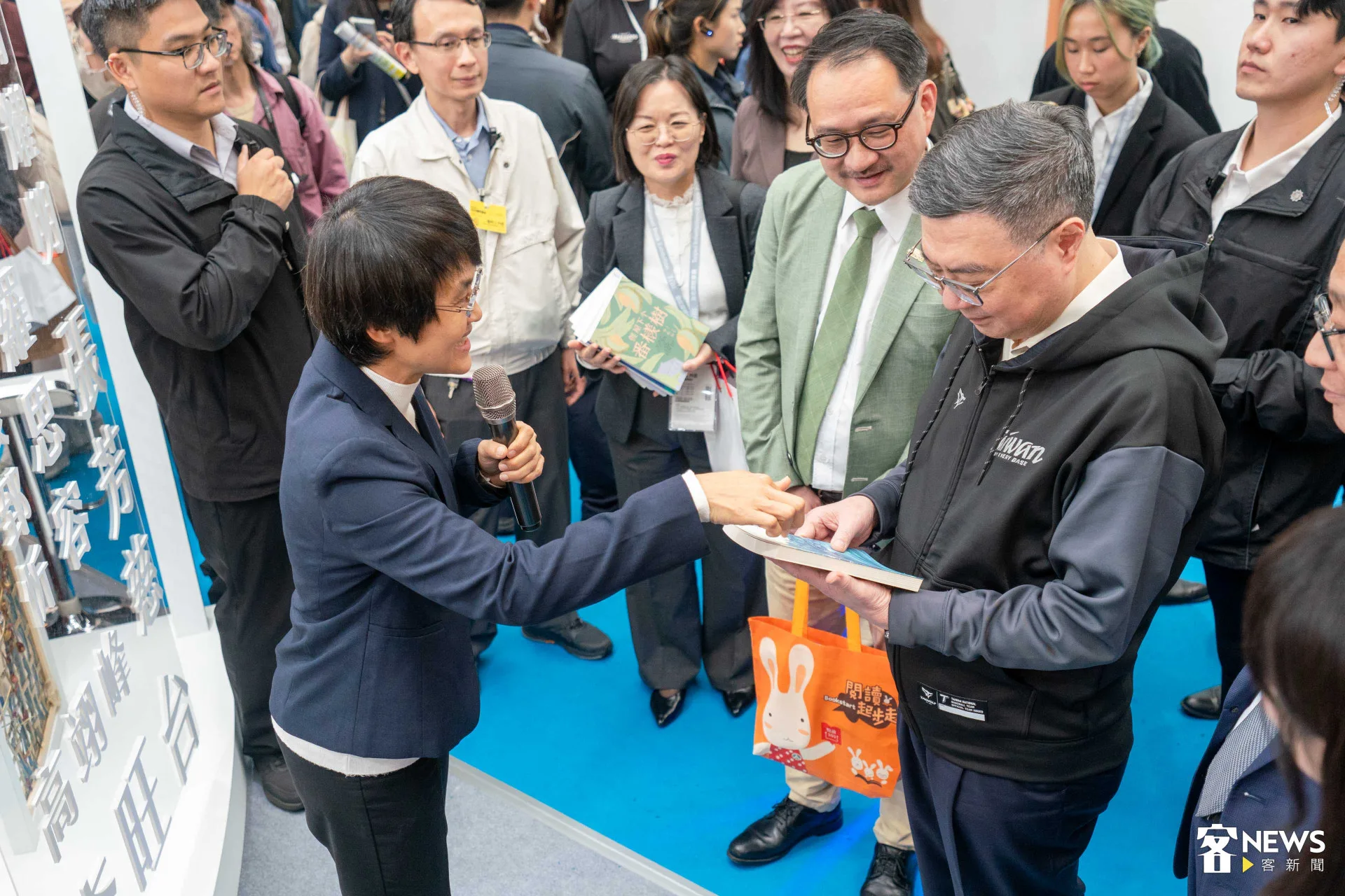 古秀妃向卓榮泰介紹張郅忻的《覓蜆仔》。范修語攝