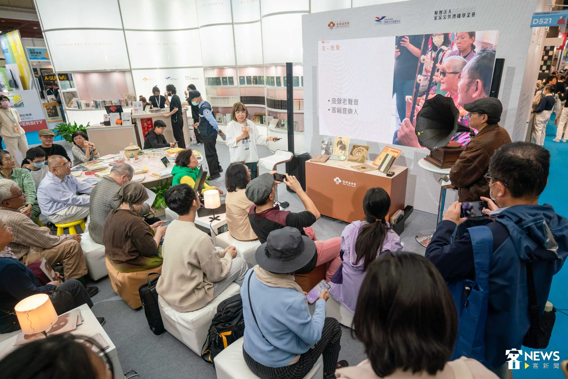 作家張典婉與曲盤收藏家黃士豪在客家館對談客家音樂的百年歷史。范修語攝