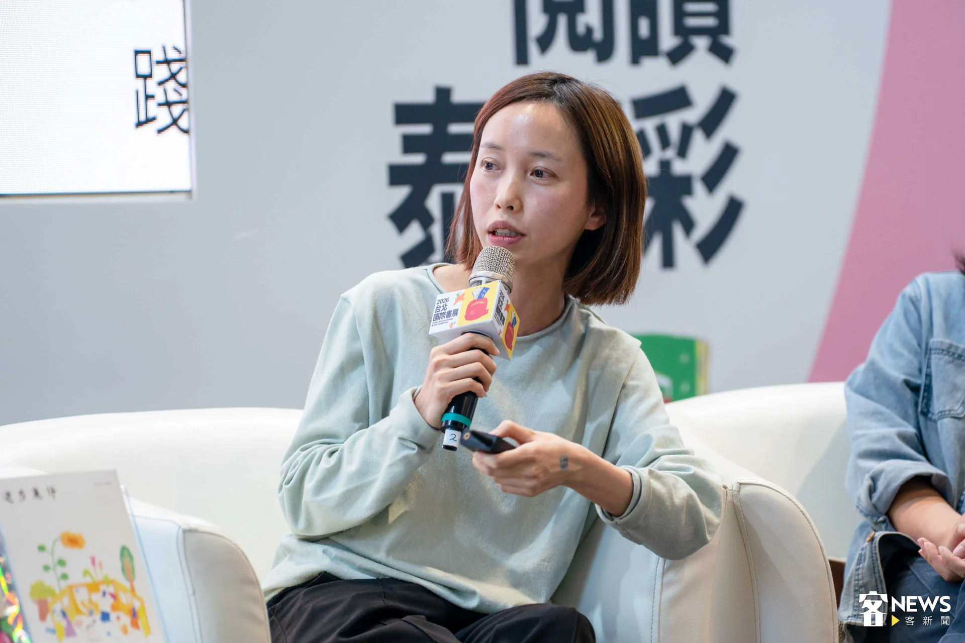 彭雅芳分享《逐步東行》如何從下而上，學生們自發尋找竹東當地素材，從採訪到排版、美術，都由學生包辦。范修語攝