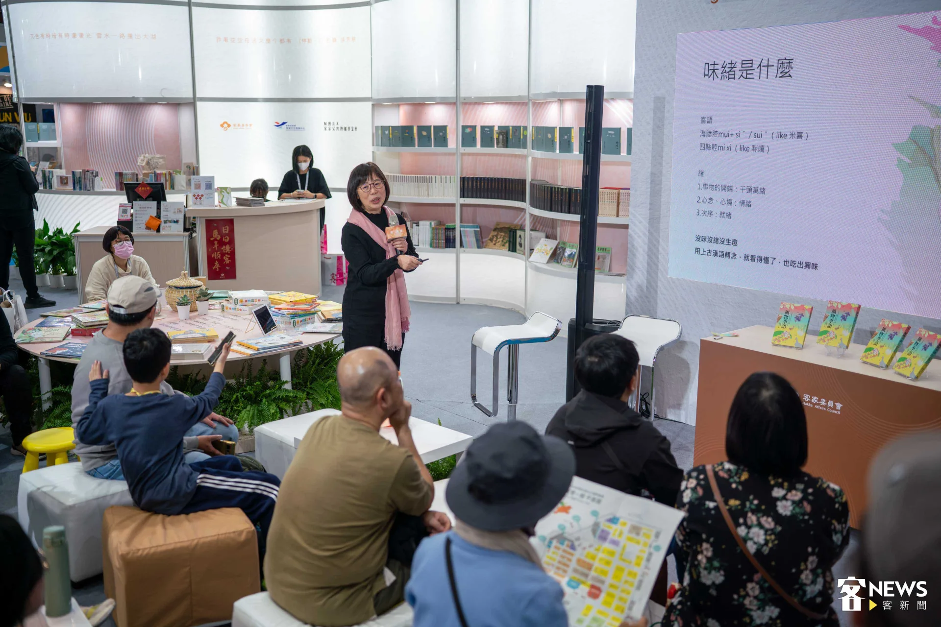 作家蕭秀琴在台北國際書展客家館分享新書《風物季語》。范修語攝