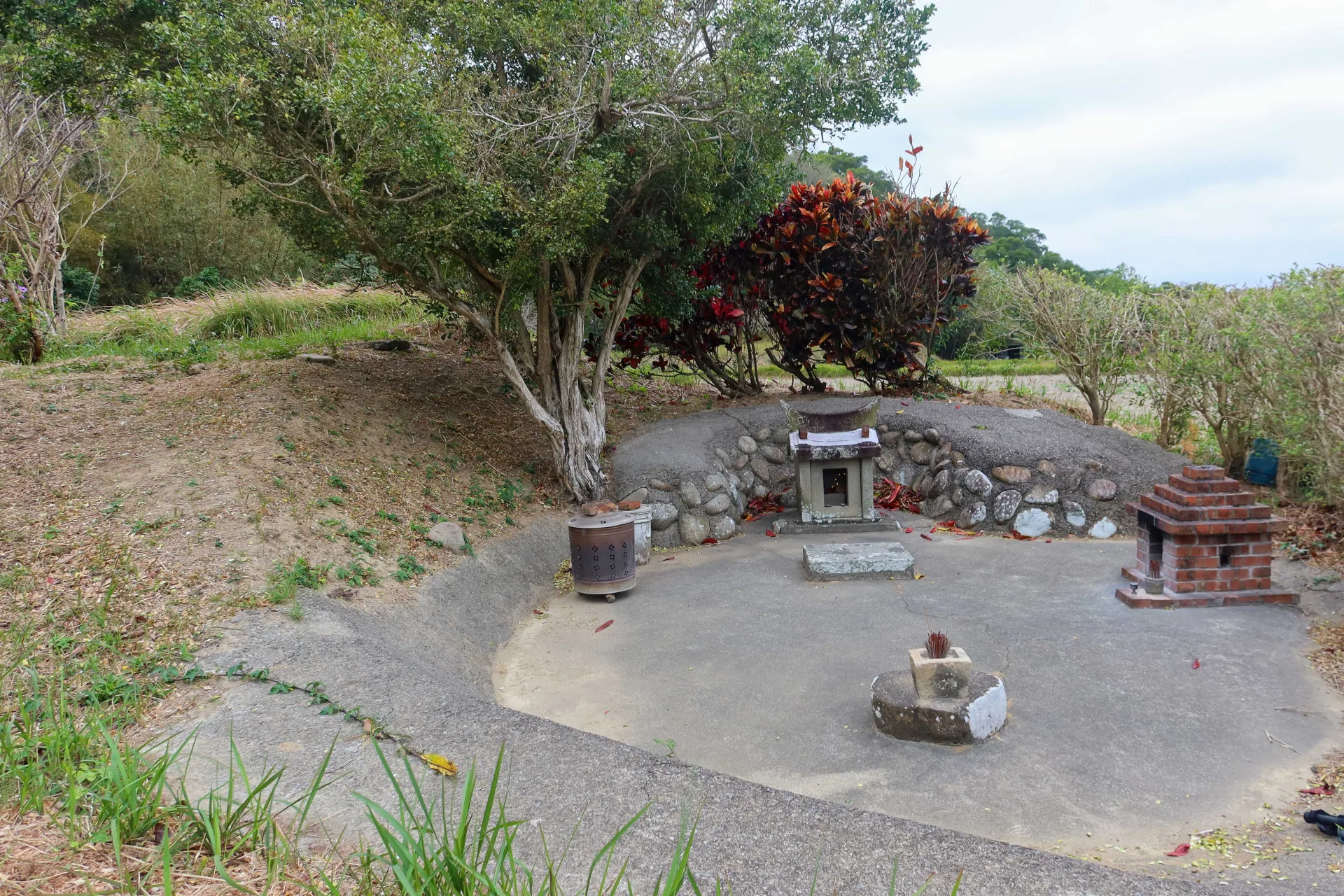 通霄鎮楓樹里阮姓伙房附近的石板土地公。何來美攝