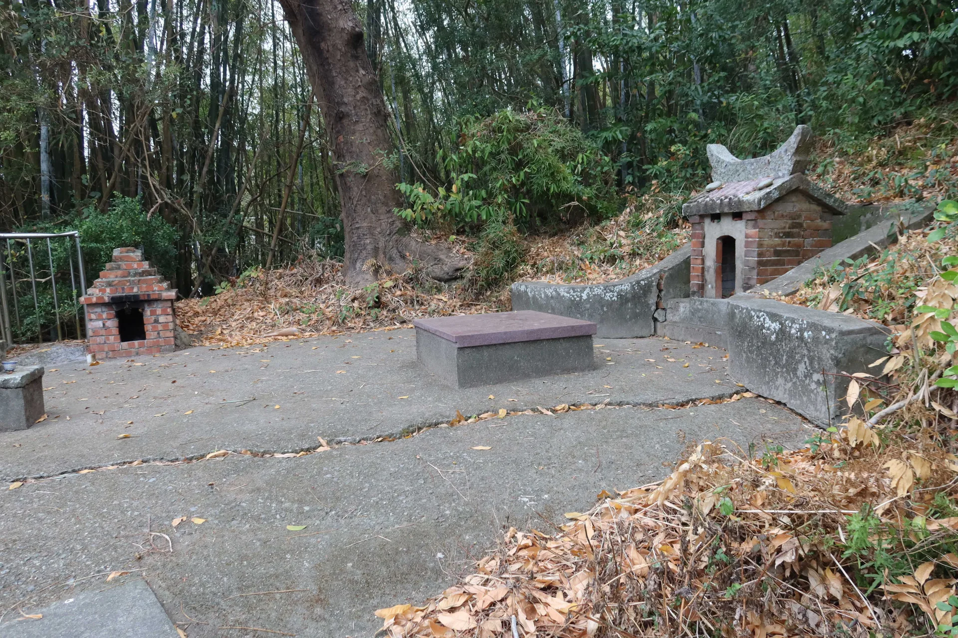 通霄鎮楓樹里徐屋伙房附近的石板土地公。何來美攝