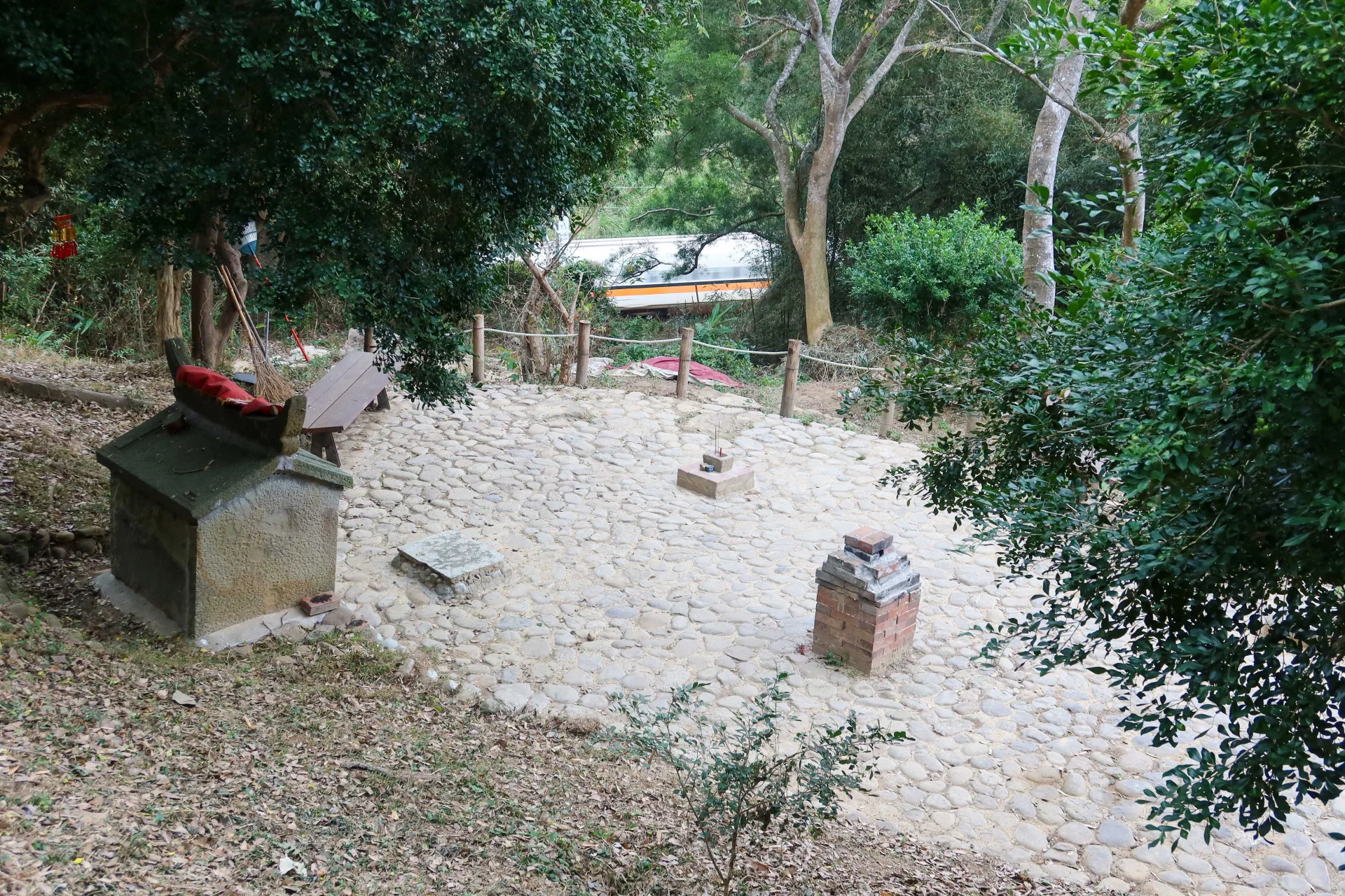 烏眉坑相思窩上伯公的東側鐵道多數被林木遮蔽，縫隙較小，但仍可看到高鐵列車呼嘯而過。何來美攝