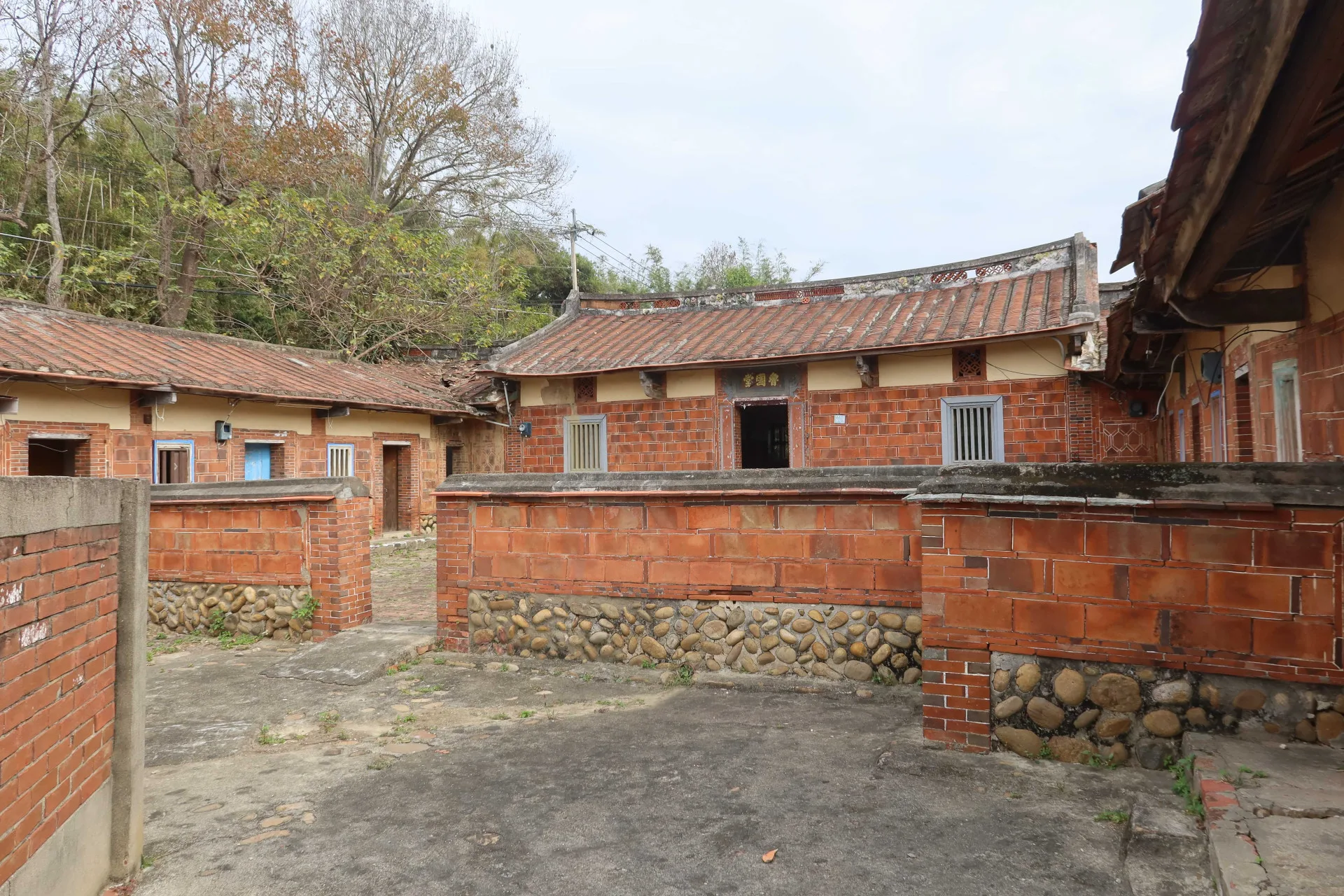 通霄鎮烏眉里客家伙房「魯國堂」，位於銅鑼往通霄的128線縣道旁，有內外禾埕，維護得很好。何來美攝