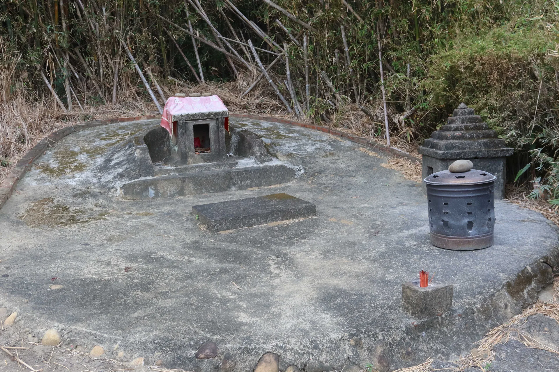 通霄鎮楓樹里馬家庄東側的石板土地公。何來美攝