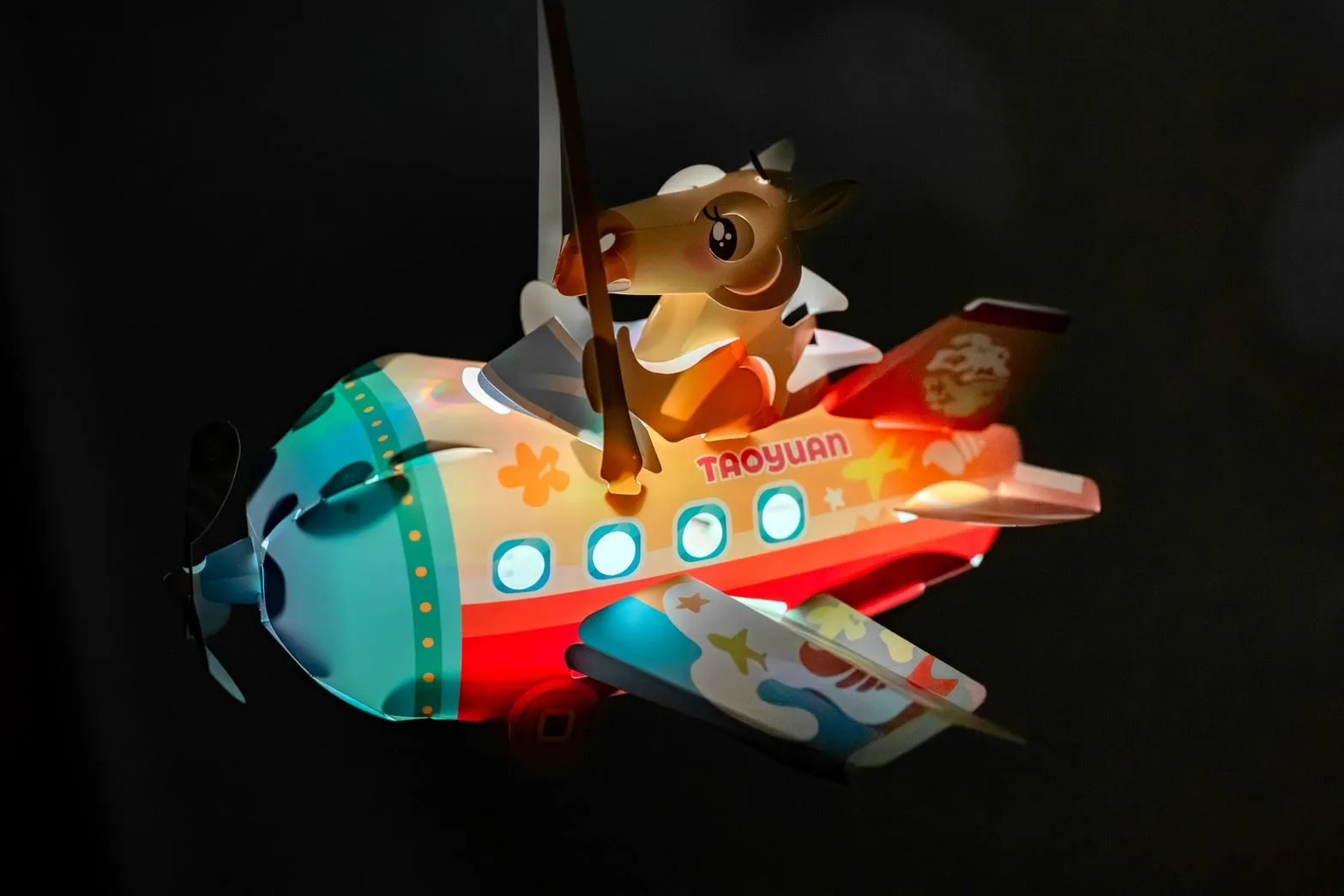 2026燈會小提燈設計結合飛機、馬年與「馬上發」意象，透過螺旋槳、輪子與提把等造型細節，融入「錢滾錢」的吉祥寓意，象徵穩定前行、財運啟動。市府提供