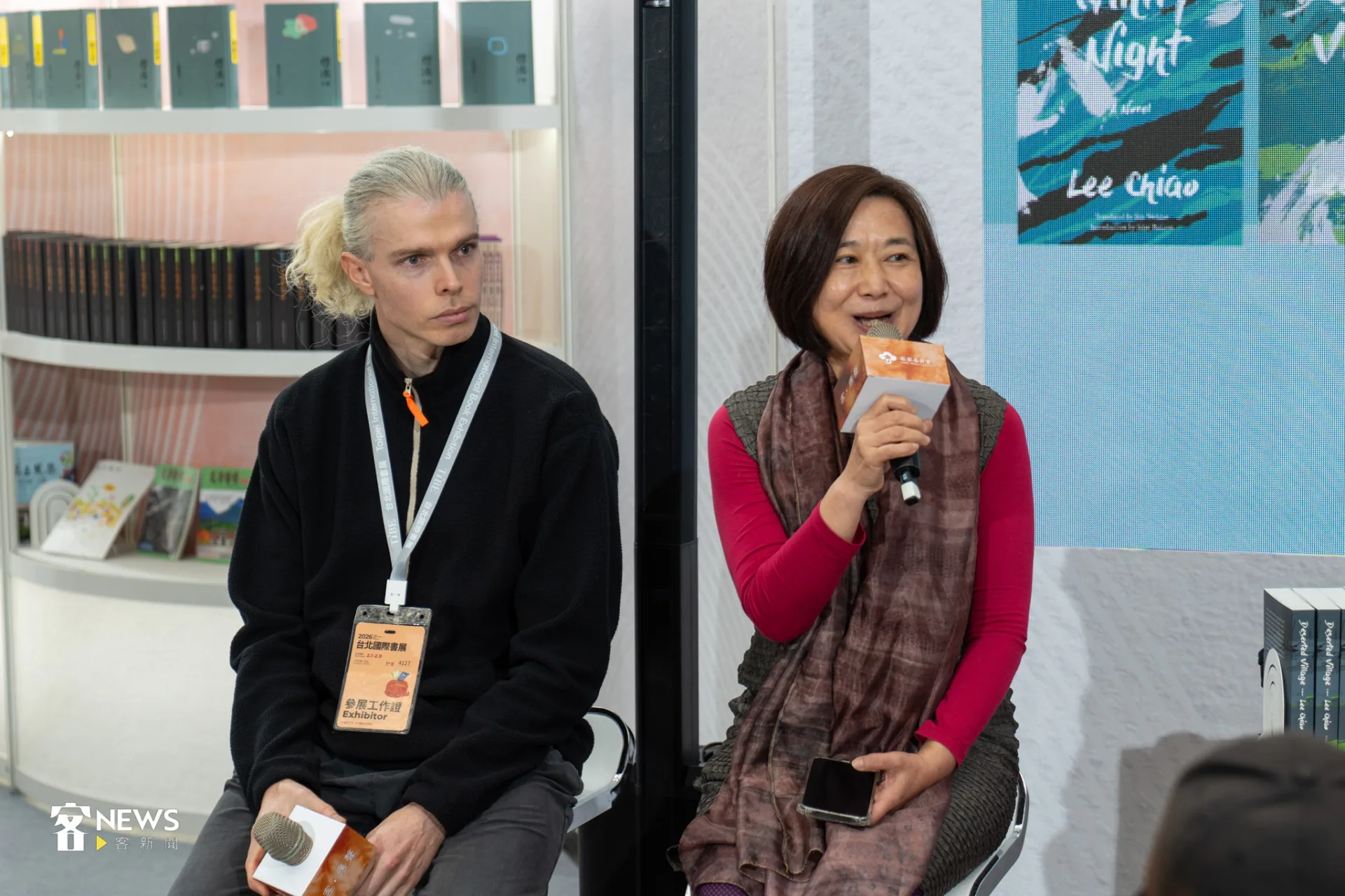 臺灣李喬文化學會理事長、客籍作家劉慧真（右）在台北國際書展客家館暢談李喬生平和《寒夜三部曲》。李宥妍攝