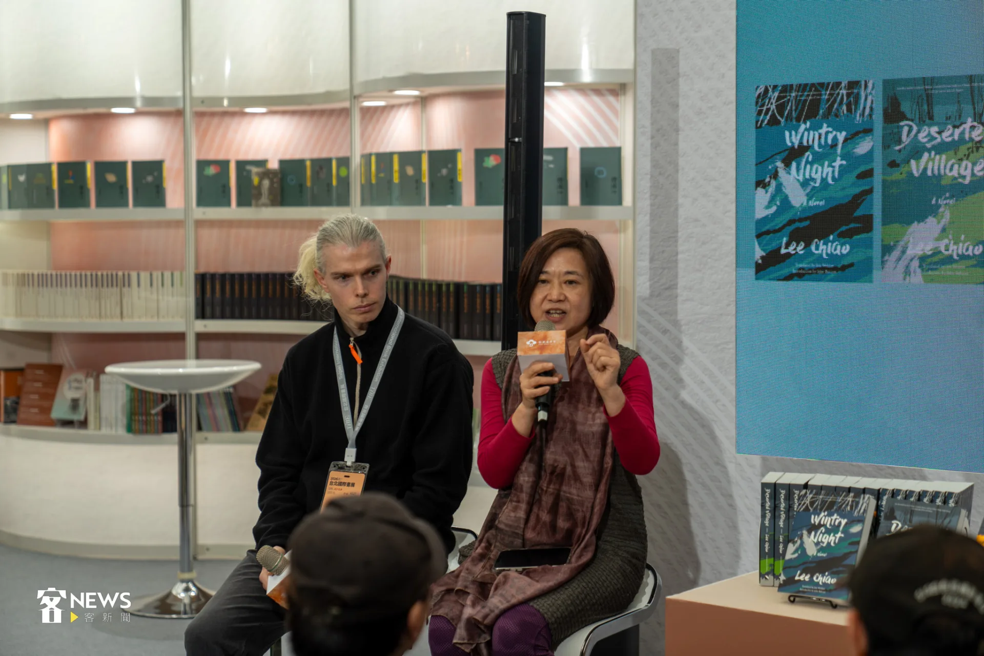 客籍作家劉慧真與《寒夜三部曲》英譯本編輯Ian Maxwell（左）。李宥妍攝