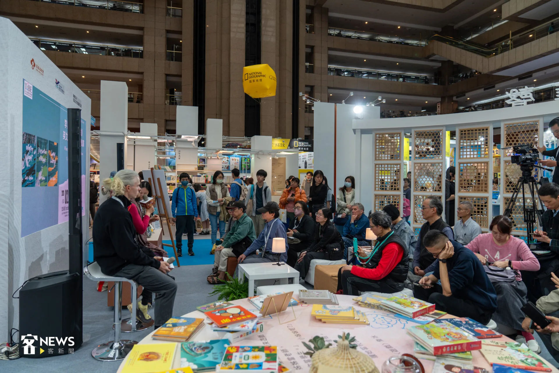 客家文學巨擘李喬大河小說《寒夜三部曲》英譯本出版，吸引眾多讀者聆聽翻譯背後故事。李宥妍攝