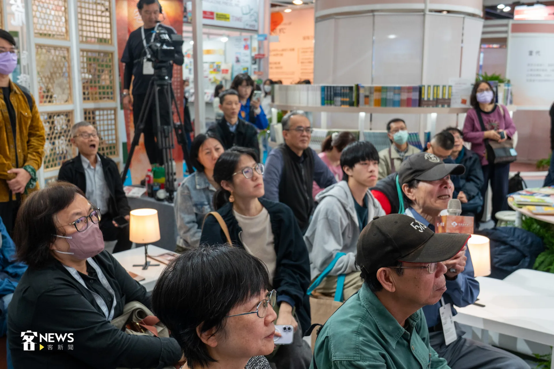 客家文學巨擘李喬大河小說《寒夜三部曲》英譯本出版，吸引眾多讀者聆聽翻譯背後考量。李宥妍攝