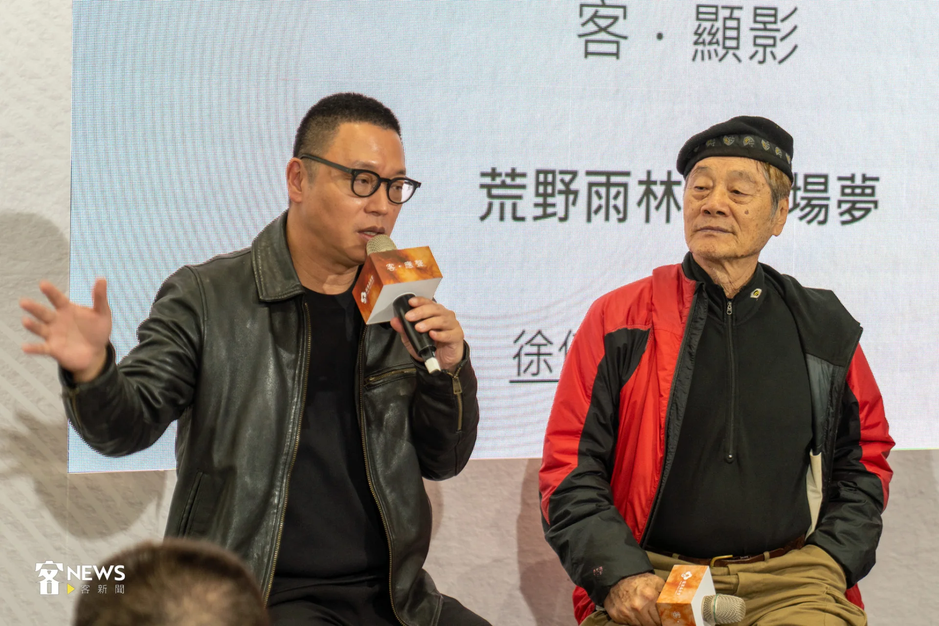 沈可尚（左）說，在說服徐仁修（右）答應拍攝紀錄片前，大量閱讀徐仁修累積數十年來的著作。李宥妍攝