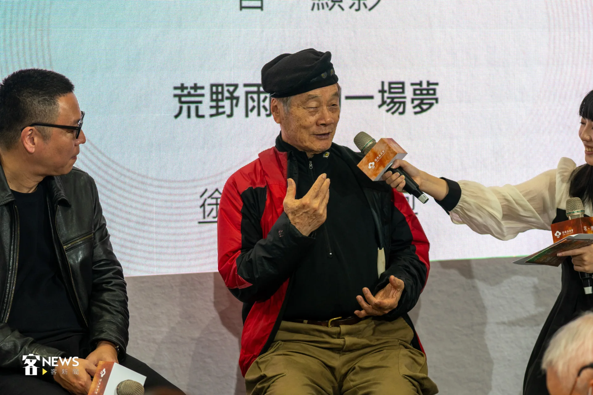 徐仁修（中）分享兒時不寫作業被老師打手心，如何控制掌心偏移將疼痛盡量減低的方式，意外鍛鍊他的反應力，也逗得現場哈哈大笑。李宥妍攝